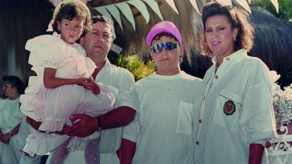 Pablo Escobar, junto a María Isabel y sus hijos Juan Pablo y Manuela, en la hacienda de Nápoles en 1988. 