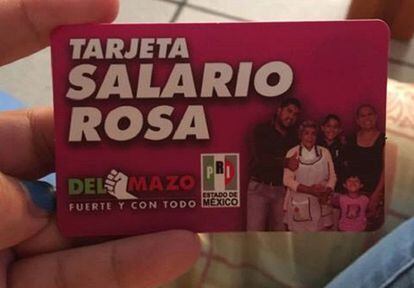 La campaña de PRI entrega tarjetas para promocionar la iniciativa del Salario Rosa