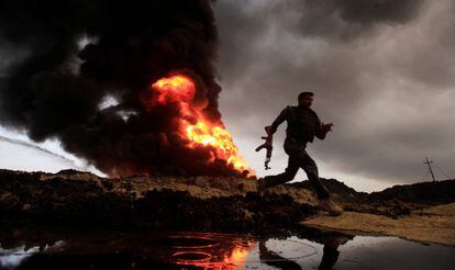 Pozos petrolíferos quemados por el ISIS en Irak.