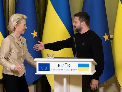 La presidenta de la Comisión Europea, Ursula von der Leyen, y el presidente de Ucrania, Volodímir Zelenski, en Kiev el pasado sábado.