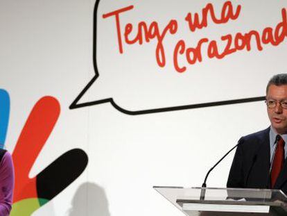 La consejera delegada de la candidatura ol&iacute;mpica de Madrid 2016, Mercedes Coghen, y el entonces alcalde de la capital, Alberto Ruiz-Gallard&oacute;n, durante una rueda de prensa. 