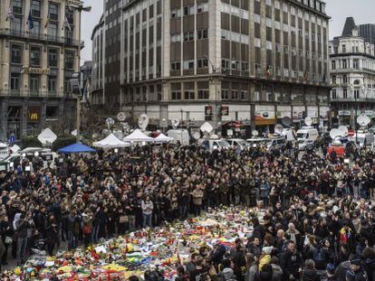Cientos de personas guardan un minuto de silencio en la Plaza de la Bolsa en Bruselas este jueves.