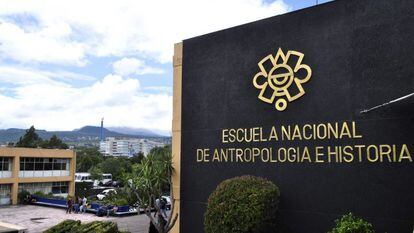 El exterior de la Escuela Nacional de Antropología e Historia en la Ciudad de México.