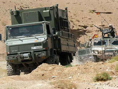 Un convoy militar español al sur de Herat (Afganistán), en 2005. En esa zona se produjo ayer el atentado suicida que causó dos muertos y cuatro heridos.