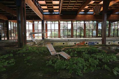 La antigua piscina climatizada del Grossinger's Catskill Resort Hotel en Liberty, Nueva York, cerrado desde 1986.