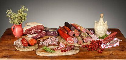 Bodegón con algunas de las 500 referencias de alimentos españoles que importa Mevalco a Reino Unido, entre ellas, chorizos, morcillas, lomos, jamones y carnes.