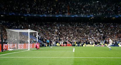 Benzema lanza el penalti que ha supuesto el tercer gol del Real Madrid frente al Manchester City. 