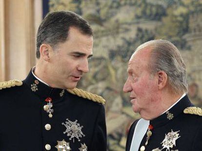 Felipe VI y el rey Juan Carlos el pasado jueves en La Zarzuela antes de la ceremonia de proclamación.