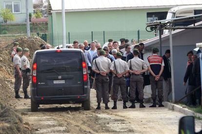 Algunos de los acusados llegan al tribunal de Selivri, en las afueras de Estambul, para conocer la sentencia.