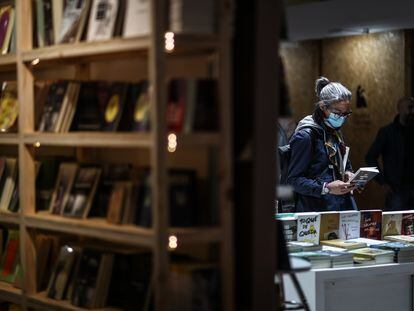 Una mujer lee la contraportada de un libro durante el primer día de la 46ª edición de la Feria del Libro de Buenos Aires, el 28 de abril de 2022.