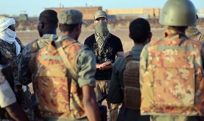 Un instructor francés junto a militares de Malí  en la base de Menaka el pasado diciembre.