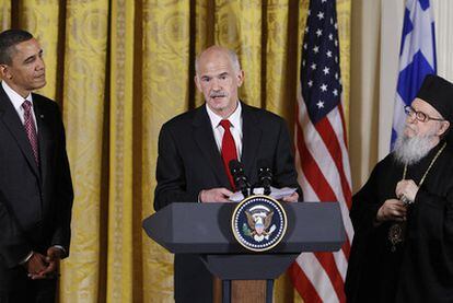 El primer ministro griego, Yorgos Papandreu, entre el presidente estadounidense, Barack Obama, y el arzobispo Demetrios, primado de la Iglesia Griega Ortodoxa en Estados Unidos, ayer en la Casa Blanca.