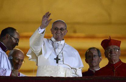 El cardenal argentino Jorge Mario Bergoglio saluda desde el balcón de la basílica de San Pedro tras ser elegido como nuevo Papa con el nombre de Francisco, hoy 13 de Marzo de 2013.