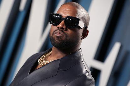 ¿Quién es? Kanye West. ¿A cuánto asciende su patrimonio? 1.500 millones de euros. ¿Cómo amasó su fortuna? Dejando a un lado su prolífico e influyente trabajo como rapero y productor, ha sido gracias a su marca de moda, Yeezy, y sus acuerdos con firmas como Adidas y Gap, lo que ha convertido a West en uno de los artistas –y diseñadores– mejor pagados del mundo.