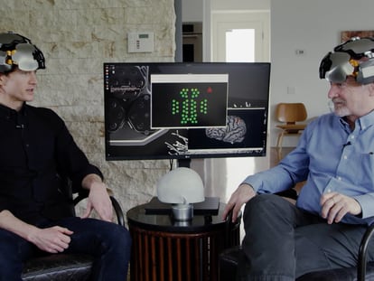 Rafael Yuste, a la derecha, prueba un aparato neurotecnológico en el documental 'Theater of Thought'.