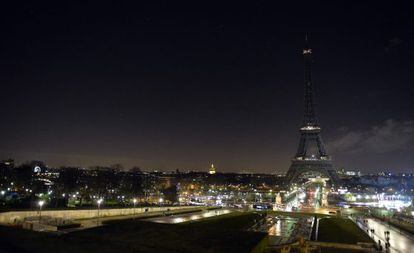 Imagen de la torre Eiffel de noche.