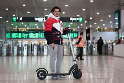 Javier, estudiante, utiliza el patinete para ahorrarse el trayecto a clase, aunque se ha convertido para él en un medio de transporte habitual.
