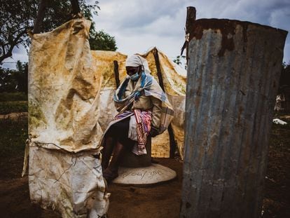 La señora Rosa João se sienta en su letrina recién construida  gracias a un programa de mejora de instalaciones de agua y saneamiento llevado a cabo por la ONG Ongawa en el distrito de Manhiça, en el sur de Mozambique.