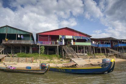 Tiendas de comida y materiales para los garimperos, localizadas en la frontera de Surinam con la Guayana francesa, frente a Maripa-Soula. Los dueños son chinos, como ocurre con muchos comercios del país.