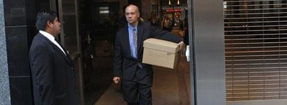Un empleado de Lehman Brothers sale con sus pertenencias de las oficinas de la firma en Nueva York, el día de la bancarrota.