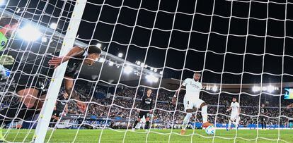 Alaba adelanta al Real Madrid en una jugada a balón parado en la que sus jugadores han dado tres toques seguidos en el área del Eintracht.