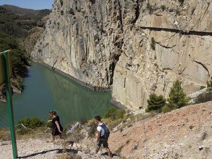 Excursionistas en El Chorro, al fondo el da&ntilde;ado Caminito del Rey.