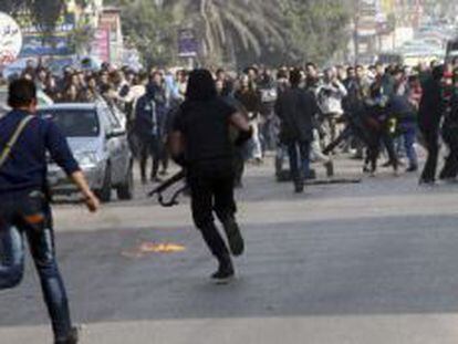 La policía se enfrenta a los Hermanos Musulmanes durante unos disturbios este viernes en El Cairo