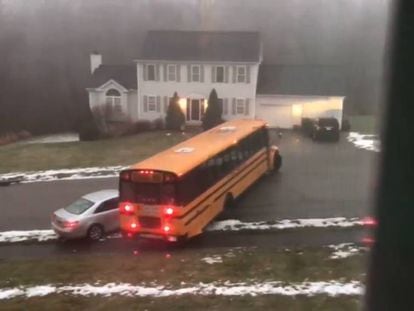 El autobús choca contra un vehículo en Peach Tree Road, en Sutton (Massachusetts).