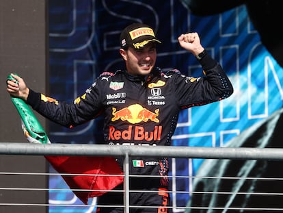 Checo Pérez celebra en el podio su tercer lugar en el Gran Premio de Estados Unidos, este domingo en Austin (Texas).