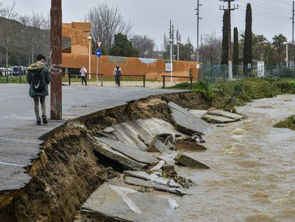 Parte de una calle, desprendida al lado de una riera.