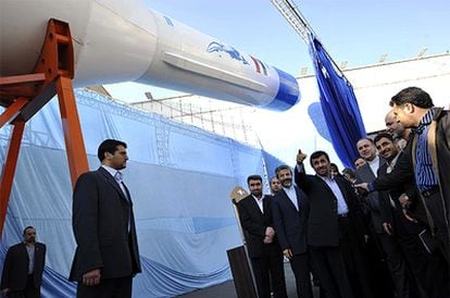 El presidente iraní, Mahmud Ahmadinejad, durante la presentación del protasatélites de fabricación propia Simorgh.