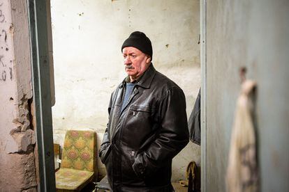 Iván Polhui, el miércoles en Yahidne, al norte de Ucrania. Polhui fue víctima de la ocupación rusa de su pueblo en marzo de 2022, que obligó a sus más de 300 habitantes a pasar un mes encerrados en un sótano.