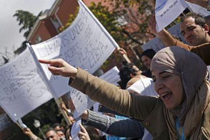 Manifestantes concentrados frente a la Embajada de Libia en Madrid, protestando contra la represión de Gadafi.