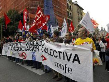 Manifestación de los trabajadores de Metro, EMT, Renfe, Feve y Adif contra los recortes, hoy en Madrid.