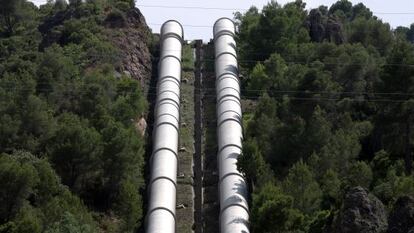 Conducción del trasvase Tajo-Segura, en el pantano de Bolarque (Guadalajara).