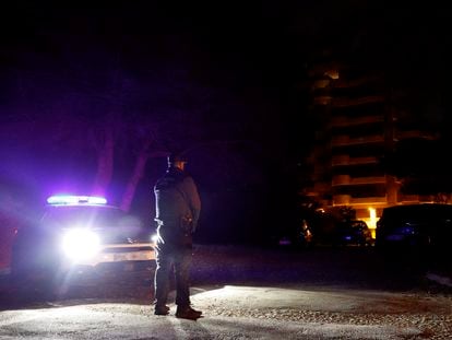 Un guardia civil investiga el hallazgo de tres cadáveres en El Saler (Valencia), el 27 de febrero.