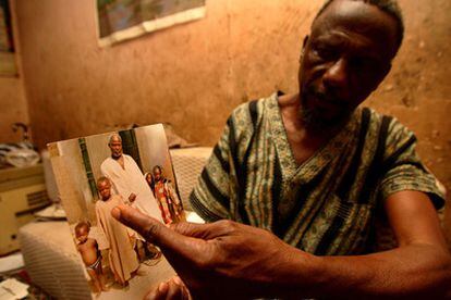 Zubairu Shaba muestra, en su casa de Kano ( Nigeria) una foto de uno de sus hijos, uno de los 11 niños fallecidos con los que la farmacéutica Pfizer suministró un medicamento experimental contra la meningitis llamado Trovan en 1996 en Nigeria.