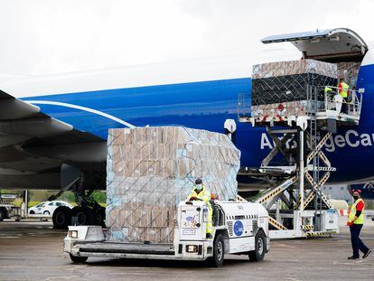 Trabajadores del aeropuerto de Barajas bajaban el 14 de abril de 2020 el cargamento sanitario comprado por el Gobierno de Isabel Díaz Ayuso y cuya procedencia era la ciudad de Shanghái.