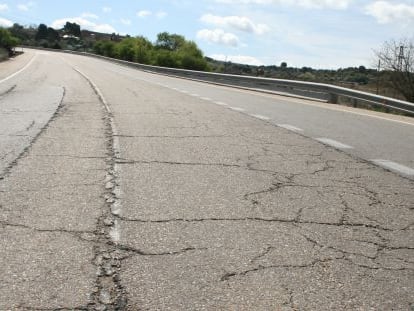 Una carretera nacional con el firme deteriorado, incluida en un dossier de la Asociaci&oacute;n Espa&ntilde;ola de la Carretera (AEC).