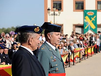 El general Vázquez Jarava, a la derecha, en un acto de la Guardia Civil en 2014 en el que se le impuso la Cruz al Mérito.