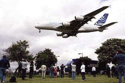 Un grupo de aficionados a la aeronáutica obrserva la llegada del Airbus 380 a Heathrow.
