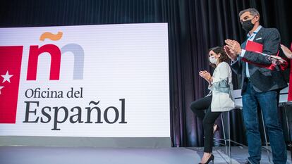 Isabel Ayuso, presidenta de la Comunidad de Madrid, y Toni Cantó en la presentación de la Oficina del Español y el próximo festival de la Hispanidad 2021, en el Círculo de Bellas Artes. Foto Samuel Sánchez