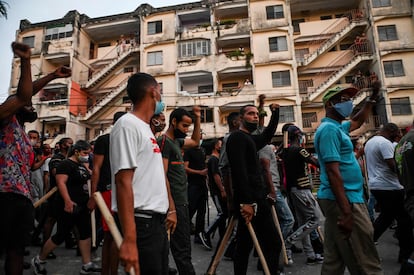Grupos vinculados al gobierno de Díaz-Canel recorren las calles de La Habana este lunes.