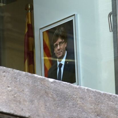 Carles Puigdemont viaja a Bruselas tras la declaración de independencia en el Parlamento catalán y la posterior aplicación del artículo 155 de la Constitución. Ese mismo día, la Fiscalía se querella por rebelión contra todo el Ejecutivo de Puigdemont. En la imagen, un retrato de Carles Puigdemont en una de las ventanas del edificio de la Generalitat de Cataluña en Barcelona.