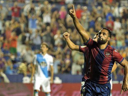 Ivi celebra el gol del empate. 