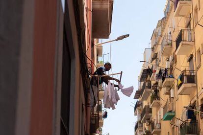 Un hombre tendiendo en su casa. Barcelona, Cataluña