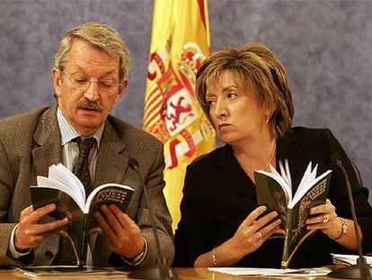 La ministra de Educación, María Jesús San Segundo, y el secretario general de Educación, Alejandro Tiana.