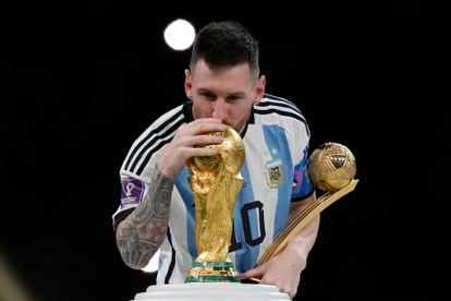Lionel Messi besa la Copa del Mundo tras recibir el premio a mejor jugador del Mundial. 
