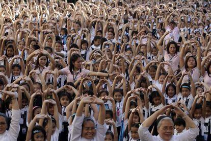 Estudiantes filipinos bailan para sumarse a la campaña 'One Billion Rising'.