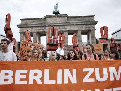Manifestación a favor del rescate de migrantes en el Mediterráneo, este domingo en Berlín.